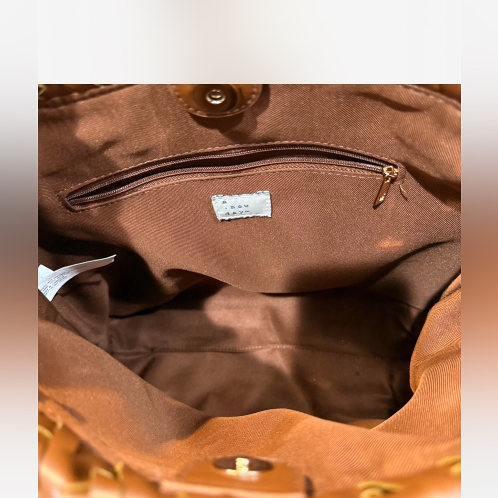 Elegant Brown Woven Leather Shoulder Bag - Picture 7 of 7